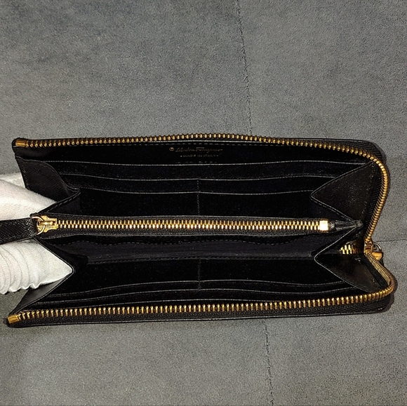 SALVATORE FERRAGAMO GANCIO BLACK SAFFIANO LEATHER ZIP AROUND LONG WALLET EUC - Picture 7 of 17